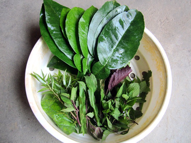 Lạ miệng với món chả cuốn lá bưởi - Ảnh 2.