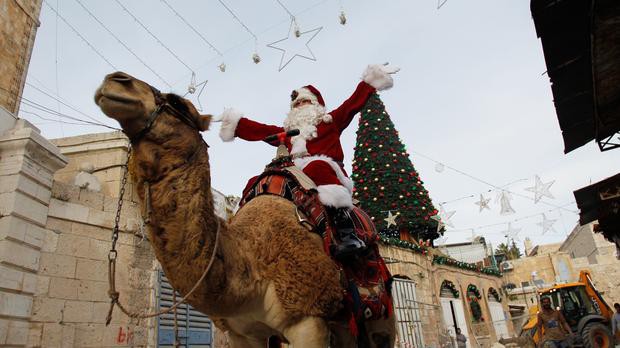 Ông già Noel cai ngục và ông già Noel cưỡi lạc đà sưởi ấm Giáng sinh