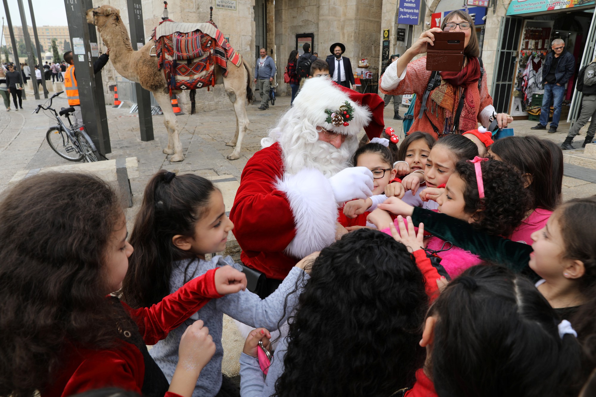 &Ocirc;ng gi&agrave; Noel cai ngục v&agrave; &ocirc;ng gi&agrave; Noel cưỡi lạc đ&agrave; sưởi ấm Gi&aacute;ng sinh - Ảnh 3.