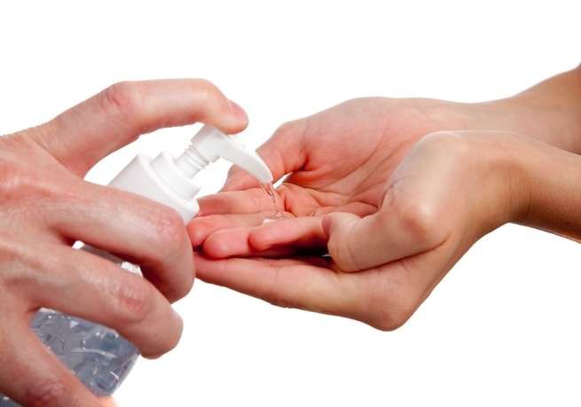 Đừng d&ugrave;ng thường xuy&ecirc;n nước rửa tay diệt khuẩn - Ảnh 1.