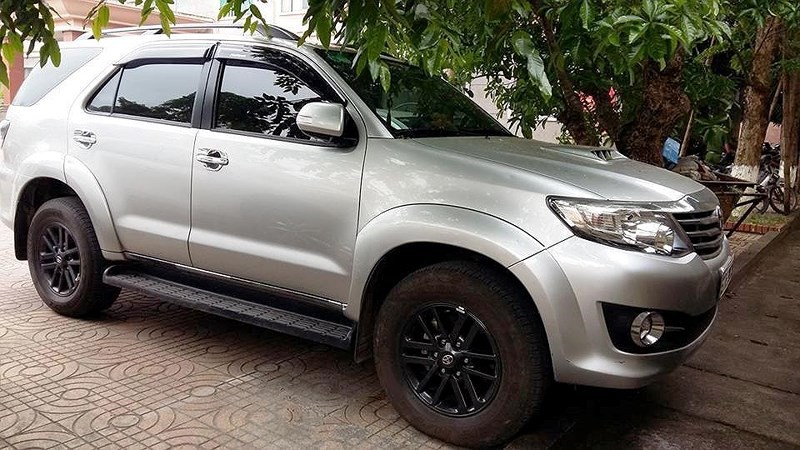 Mải 'tâm sự', đôi tình nhân bị trộm cả xe Fortuner