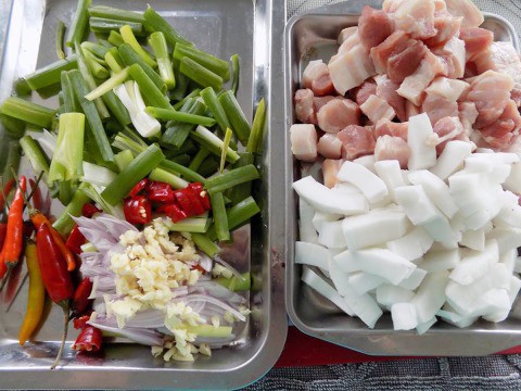 Thịt kho dừa non béo bùi khỏi chê - Ảnh 2.