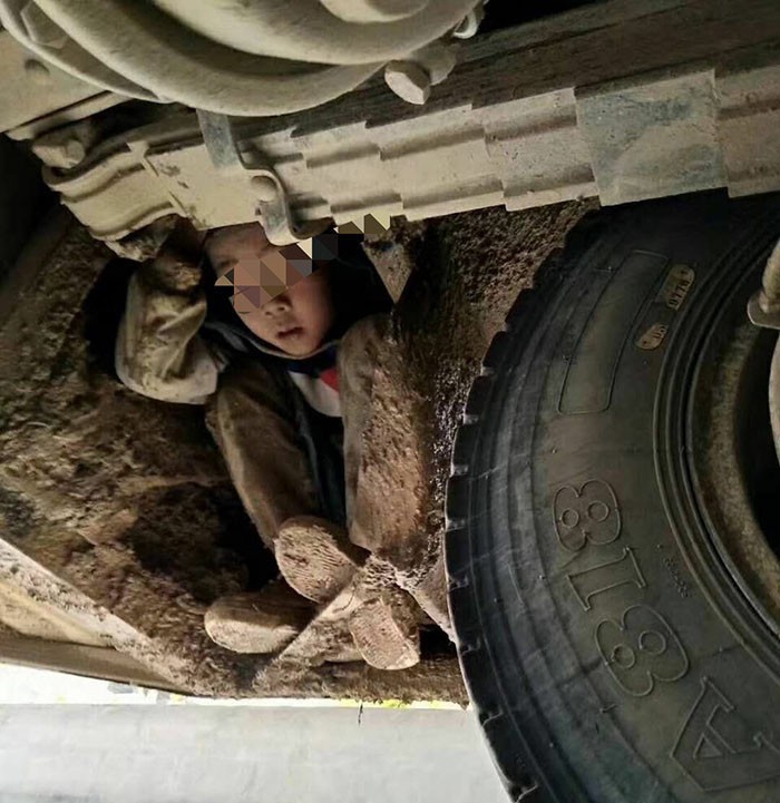 Hai bé trai ngồi trong gầm xe suốt 80 km tìm bố mẹ