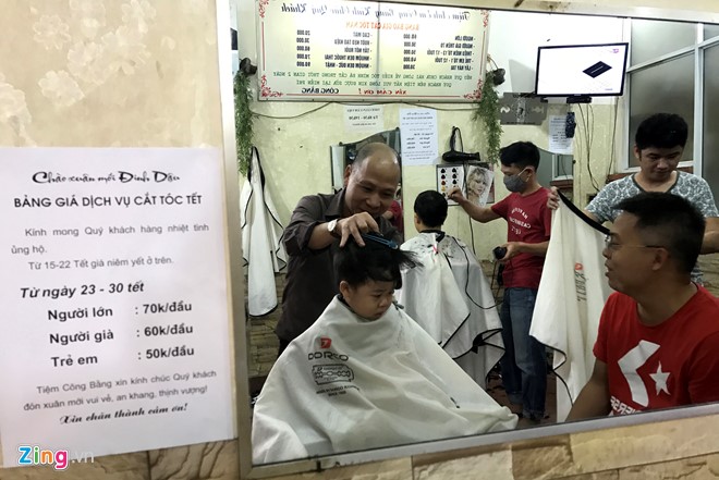 So với nhiều hiệu cắt tóc, cửa hàng anh Công Bằng trên phố Quan Hoa làm tới hết chiều 30 Tết và giá chỉ tăng khoảng 20.000 đồng cho mỗi khách