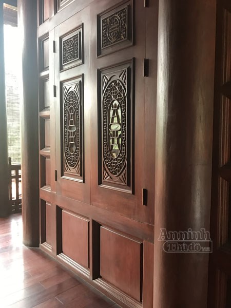 Y&ecirc;u cầu đặt ra cho c&aacute;c nghệ nh&acirc;n khi thi c&ocirc;ng l&agrave; l&agrave;m sao tổng thể ng&ocirc;i nh&agrave; vừa nổi bật, song lại vẫn phải h&agrave;i h&ograve;a với thi&ecirc;n nhi&ecirc;n, đất trời. C&aacute;c đường n&eacute;t chạm trổ v&igrave; thế vừa nhu vừa cương, cứng lại mềm