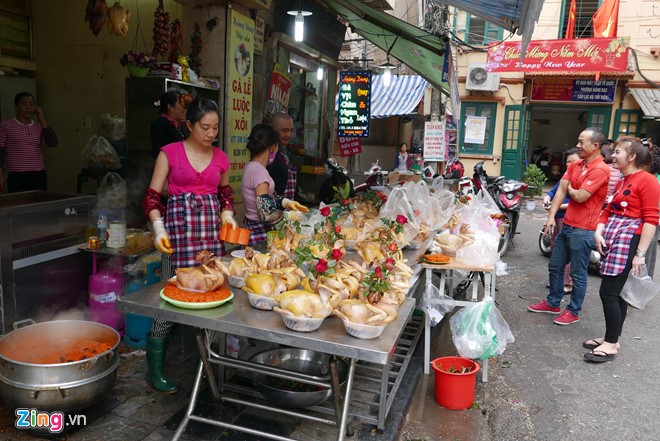 Phố chợ Nhà Bè, cừa hàng Hoàng Dung làm việc hết công suất mới đủ gà xôi cho khách đặt cúng đêm giao thừa trong chiều nay
