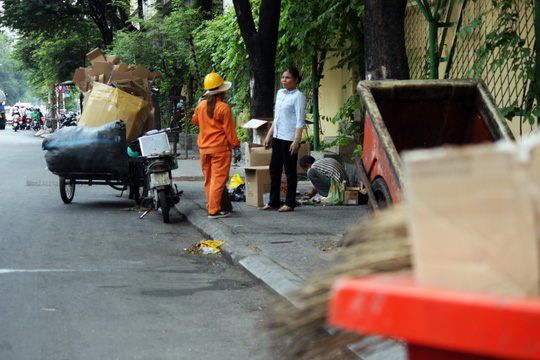 Tr&ecirc;n đường Hai B&agrave; Trưng, khi đo&agrave;n kiểm tra ra qu&acirc;n li&ecirc;n tục th&igrave; t&igrave;nh trạng lấn chiếm vỉa h&egrave; c&oacute; thuy&ecirc;n giảm. Tuy nhi&ecirc;n, giờ t&igrave;nh trạng vi phạm lại tiếp diễn.