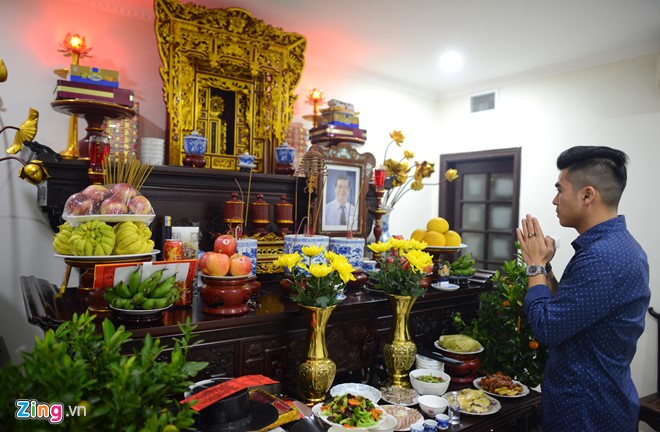 Anh Nguyễn Thành Trung (phi công đoàn bay 321) năm nay không phải trực chuyến bay đêm. Vợ chồng anh cùng mẹ sửa soạn mâm cỗ cúng tất niên chiều 30, mời tổ tiên về đón Tết.