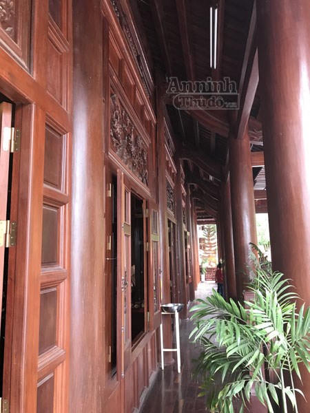 Đ&acirc;y l&agrave; h&agrave;nh lang ph&iacute;a trước tầng 2 của ng&ocirc;i nh&agrave; s&agrave;n. Kể từ khi ho&agrave;n thiện v&agrave; đi v&agrave;o sử dụng, ng&ocirc;i nh&agrave; s&agrave;n lớn nhất Việt Nam n&agrave;y đ&atilde; thu h&uacute;t rất nhiều người địa phương, du kh&aacute;ch trong v&agrave; ngo&agrave;i nước đến tham quan. Trở th&agrave;nh một điểm nhấn kiến tr&uacute;c kh&ocirc;ng thể bỏ qua khi đến tỉnh Điện Bi&ecirc;n.