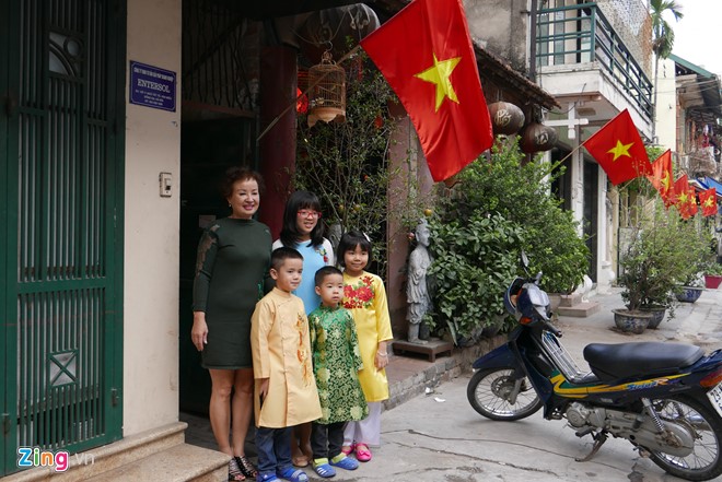 Trẻ nhỏ xúng xính trong tà áo dài, chuẩn bị cùng gia đình đi chơi đón giao thừa.