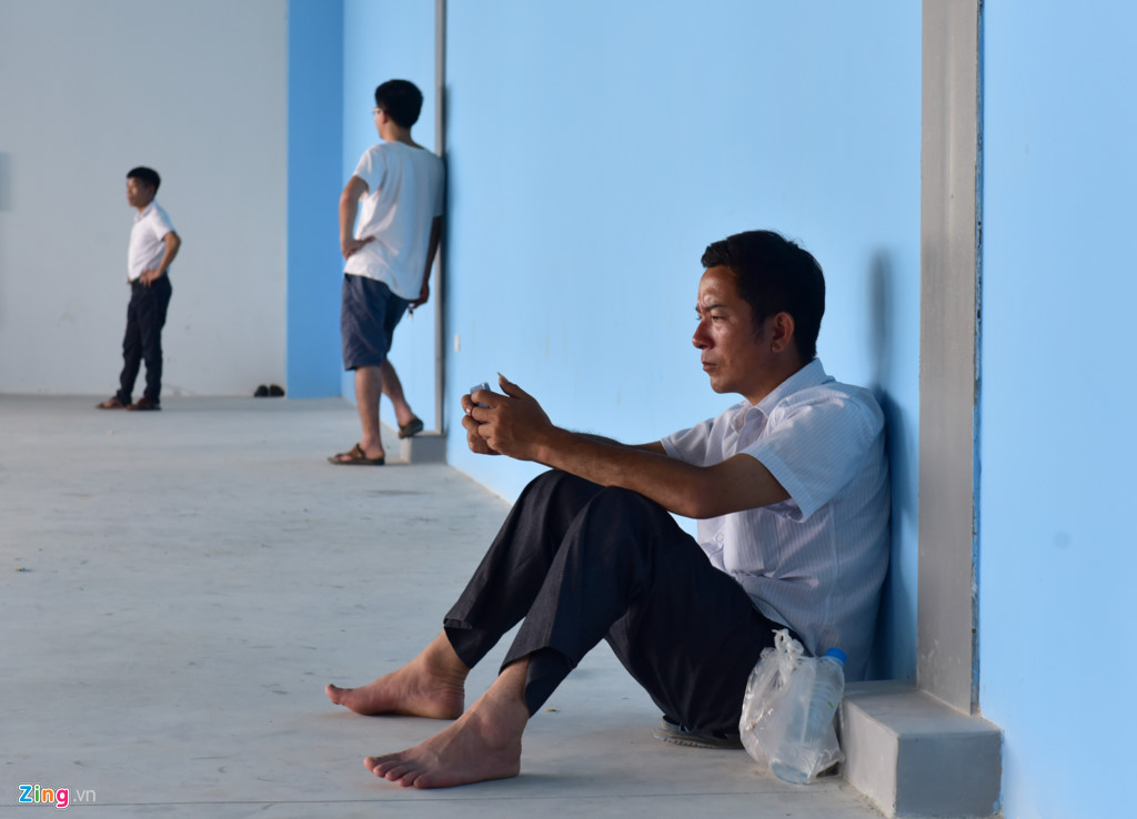 Anh Lễ từ Thạch Thất đưa vợ con đến đây nhân dịp nghỉ lễ. Anh cho rằng đã đi nhiều bãi biển và công viên nước và không thấy nơi đây có gì thú vị. Do vậy, anh ngồi ngoài đợi mà không mua vé vào chơi cùng.