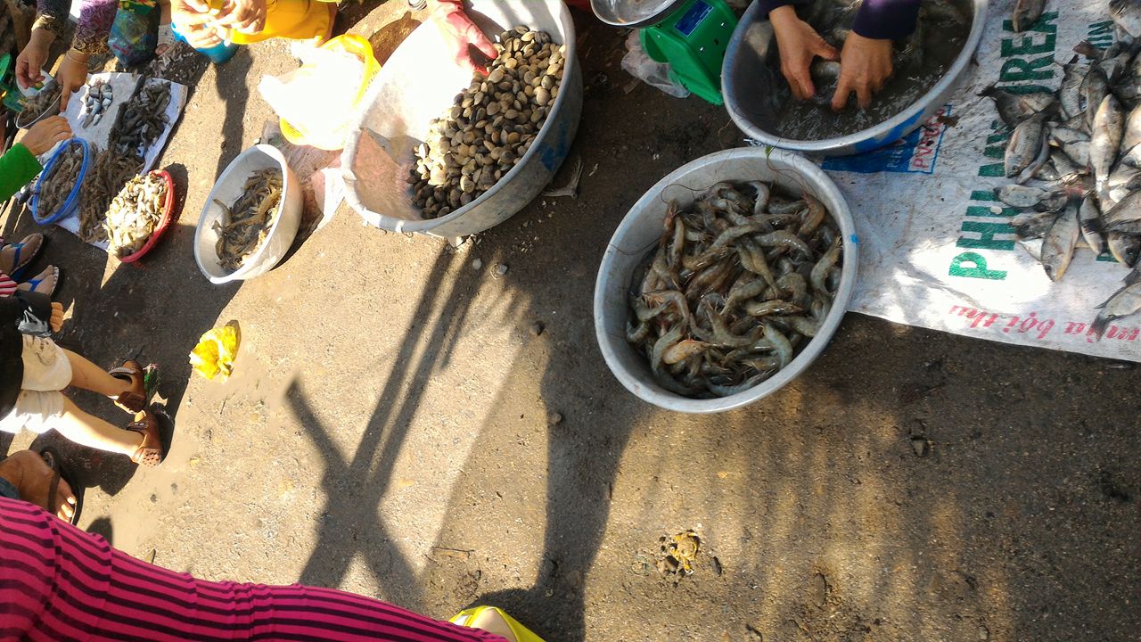 Mớ tôm, mớ cá được ngư dân đem ra chợ bán