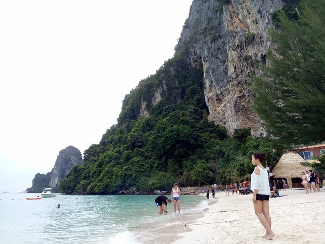 Biển sạch, trong vắt, với núi non hùng vĩ bao quanh. Ảnh: Truong Thanh Nguyen.