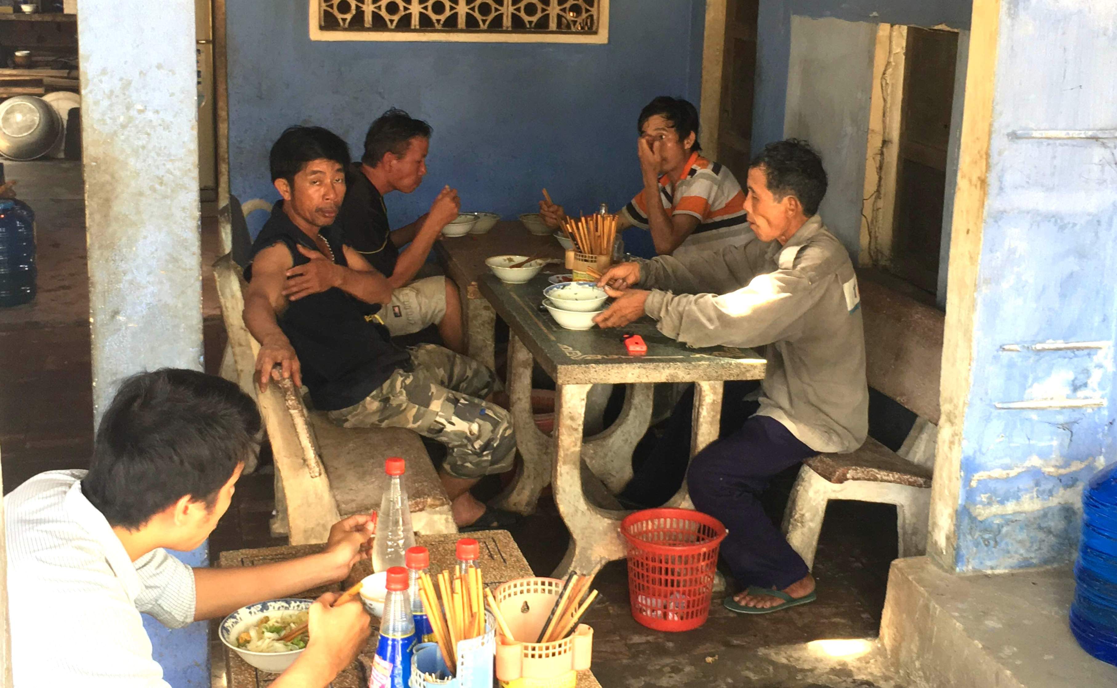 Quán mì Bà Cúc là địa chỉ quen thuộc của người lao động nghèo. Ảnh: VINH ĐẠT