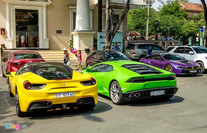 
Trong năm 2016, giới nh&agrave; gi&agrave;u Việt Nam đ&atilde; chi ra hơn 15.000 tỉ đồng để mua xe sang, si&ecirc;u sang v&agrave; si&ecirc;u xe c&aacute;c loại. Ảnh: TNTBros.
