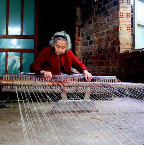 Cụ Thêm dù đã 96 tuổi nhưng vẫn đan chiếu cói cùng con cháu. Bà xem đó như cách giữ lửa nghề truyền thống