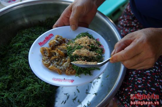 Bữa sáng 10.000 đồng với đặc sản bánh khoái chợ Ngò