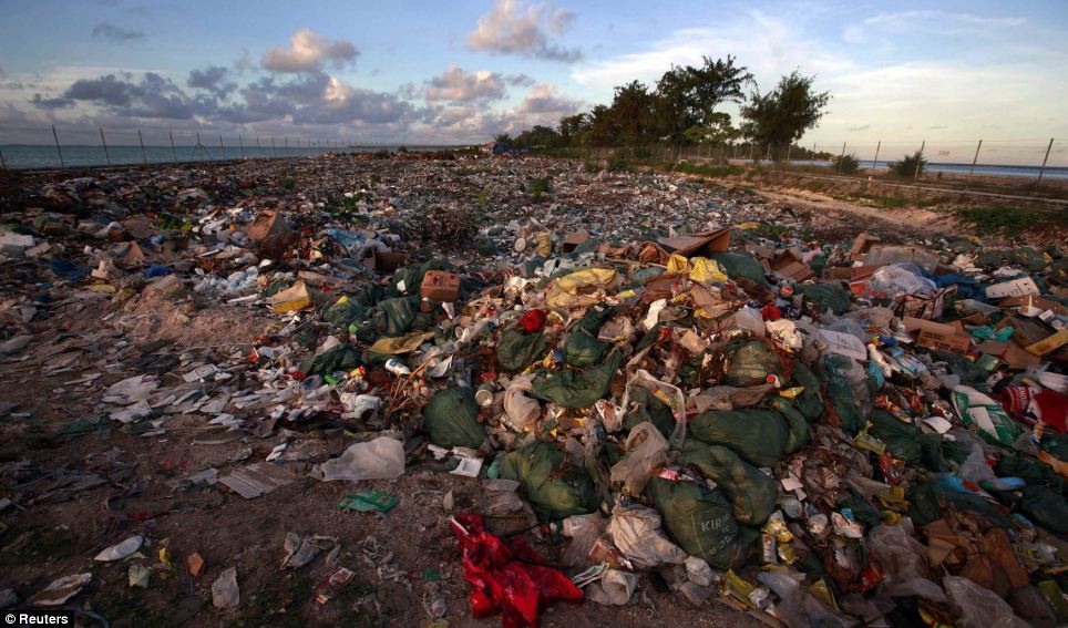 Bãi rác trên đảo Tarawa. Ảnh: Reuters