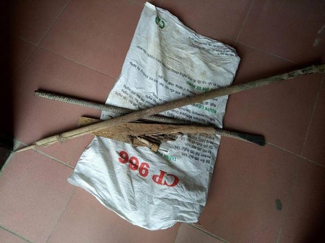 
Những vật lạ được t&igrave;m thấy dưới mộ người th&acirc;n của gia đ&igrave;nh &ocirc;ng H&ugrave;ng.
