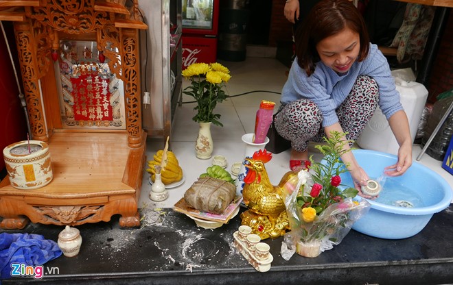 Chị Hương dọn dẹp lau chùi lại ban thờ thổ địa ngay cửa nhà trên phố Gia Ngư (quận Hoàn Kiếm)
