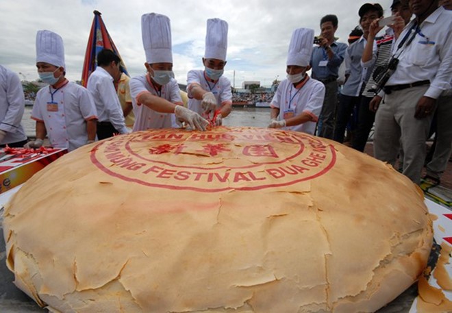 B&aacute;nh p&iacute;a 306 kg, đạt kỷ lục Việt Nam. Ảnh: Ngọc Trinh.