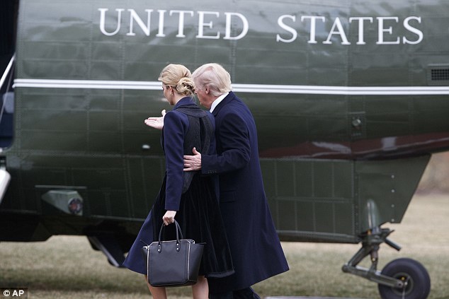 Con g&aacute;i Ivanka th&aacute;p t&ugrave;ng &ocirc;ng Trump. Ảnh: AP