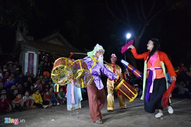 
Khoảng 21h30, lễ hội bắt đầu với m&agrave;n diễn t&iacute;ch tr&ograve; Tứ d&acirc;n chi nghiệp gồm bốn nghề ch&iacute;nh trong d&acirc;n gian: sĩ, n&ocirc;ng, c&ocirc;ng, thương
