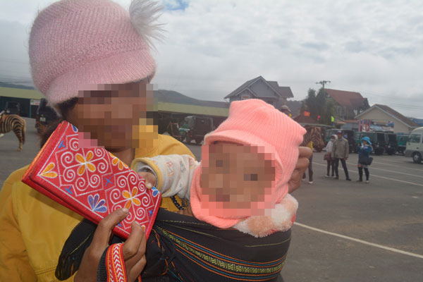 
Nhưng cũng c&oacute; những c&ocirc; g&aacute;i phải chịu cảnh đơn độc nu&ocirc;i con sau m&ugrave;a bắt chồng.
