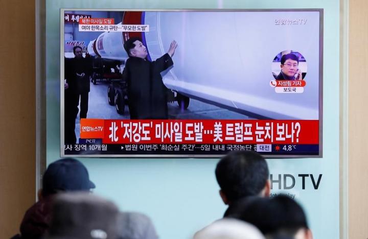 
 

Người d&acirc;n ở Seoul, H&agrave;n Quốc theo d&otilde;i tr&ecirc;n TV tin về vụ thử t&ecirc;n lửa của Triều Ti&ecirc;n v&agrave;o ng&agrave;y 12-2

 

