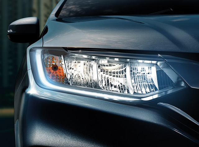 
Bước sang phi&ecirc;n bản mới, Honda City đ&atilde; thay đổi đ&aacute;ng kể về thiết kế b&ecirc;n ngo&agrave;i v&agrave; trang bị b&ecirc;n trong. Tương tự xe ở Th&aacute;i Lan, Honda City 2017 tại thị trường Ấn Độ cũng đi k&egrave;m phần đầu mới với cụm đ&egrave;n pha t&aacute;i thiết kế, t&iacute;ch hợp đ&egrave;n LED định vị ban ng&agrave;y ti&ecirc;u chuẩn v&agrave; thanh cr&ocirc;m nối ở giữa tương tự Civic thế hệ mới.
