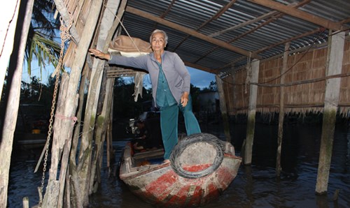 
B&agrave; L&ugrave;ng lui đ&ograve; ra s&ocirc;ng trong l&uacute;c &ocirc;ng Lợi đang chuẩn bị nổ m&aacute;y.
