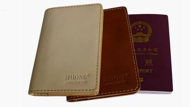 B&igrave;a bao hộ chiếu thương hiệu IPHONE Ảnh: THE NEW YORK TIMES