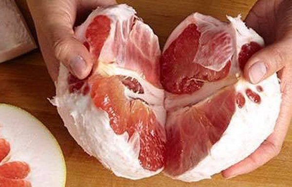 
Bổ quả bưởi &Uacute;c v&agrave; bưởi Mỹ ra thấy chất lượng kh&ocirc;ng kh&aacute;c bưởi da xanh của Việt Nam l&agrave; mấy nhưng do th&iacute;ch quả lạ n&ecirc;n hai loại bưởi ngoại n&agrave;y kh&aacute; đắt h&agrave;ng
