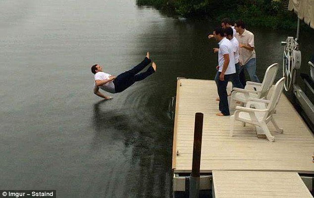 Thật tuyệt vời, thoạt nhìn bạn sẽ nghĩ người đàn ông này bị té trong tư thế chống bàn tay trên nền nhà thật rắn chắc. Đố bạn biết bề mặt đó là gì?