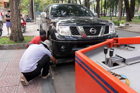 
Cũng tr&ecirc;n đường H&agrave;n Thuy&ecirc;n, nhiều &ocirc; t&ocirc; đậu sai qui định bị ni&ecirc;m phong, cẩu về trụ sở cơ quan chức năng để xử l&yacute;.
