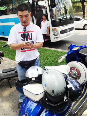 
Anh Thắng b&ecirc;n xe cổ.
