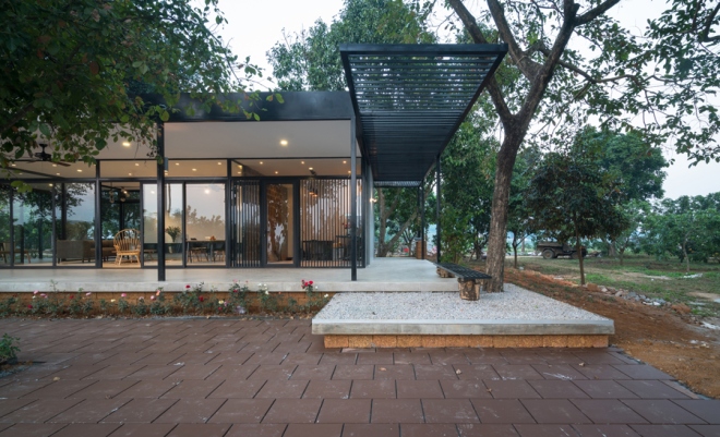 KTS Trần Ngọc Linh c&ugrave;ng c&aacute;c cộng sự ở Idee Architects quyết định thiết kế một ng&ocirc;i nh&agrave; hiện đại nhưng vẫn h&agrave;i h&ograve;a với thi&ecirc;n nhi&ecirc;n bao la.