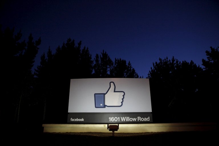 Facebook l&agrave; mạng x&atilde; hội đang được quan t&acirc;m v&agrave; sử dụng nhiều nhất. Ảnh: Reuters