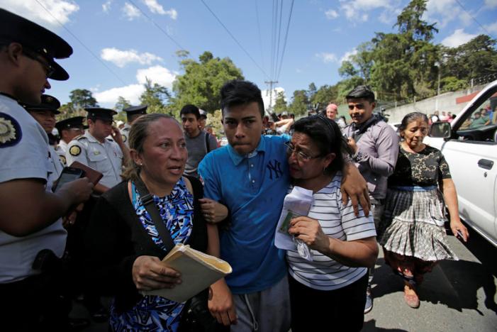 Daniel, 16 tuổi, người sống s&oacute;t sau hỏa hoạn Ảnh: REUTERS