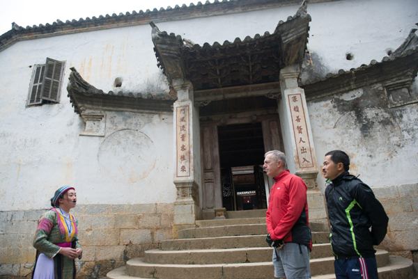 
Đại sứ Osius t&igrave;m hiểu về lịch sử về vua người Hmong khi đi thăm nh&agrave; Vua M&egrave;o
