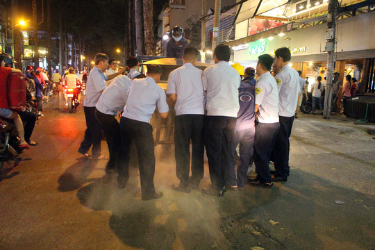 
L&ograve; nướng của 1 nh&agrave; h&agrave;ng sang trọng lấn chiếm vỉa h&egrave; tr&ecirc;n đường Nguyễn Tri Phương cũng bị tịch thu.
