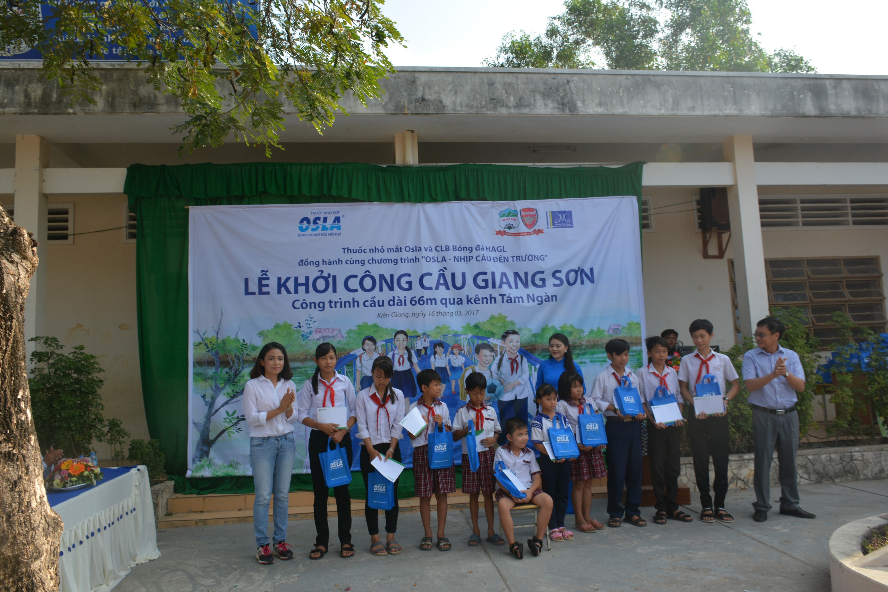 Đại diện Thuốc nhỏ mắt Osla trao tặng học bổng cho các em học sinh trường THCS Thuận Tiến. Ảnh Quốc Bảo