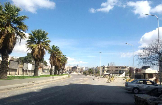 
Một con đường vắng vẻ ở ph&iacute;a Đ&ocirc;ng thủ đ&ocirc; Damascus h&ocirc;m 20-3. Ảnh: Reuters
