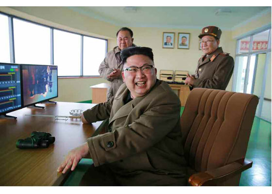 Ông Kim Jong-un cười tươi tại trung tâm điều khiển. Ảnh: BBC