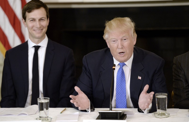 Tổng thống Mỹ Donald Trump và con rể (trái) Ảnh: MEDIAPUNCH