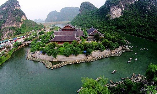 
Khu du lịch Tr&agrave;ng An. Ảnh:Lacviettravel.
