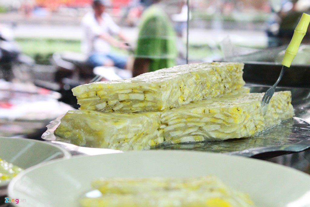 
B&aacute;nh chuối: c&oacute; nhiều c&aacute;ch chế biến như hấp, nướng, ăn k&egrave;m nước cốt dừa hoăc kh&ocirc;ng... Một phần b&aacute;nh chuối c&oacute; gi&aacute; từ 5.000-7.000 đồng.
