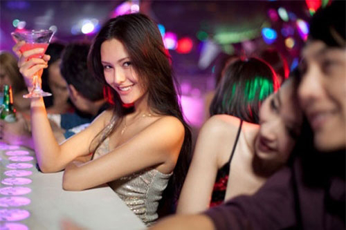 Những cô gái được cho là gái hư thường có cuộc sống rất phong phú, tự nhiên, không đơn điệu, nhàm chán. (Ảnh minh họa)