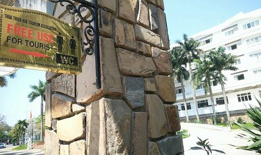 Một số khách sạn trên đường Lê Lợi cũng đã gắn biển nhà vệ sinh phục vụ du khách