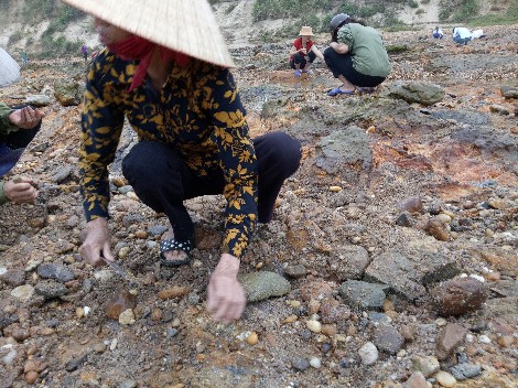 
Từ người gi&agrave; đến trẻ con đều ra khu vực n&agrave;y.
